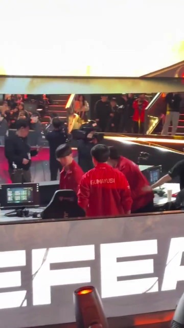 mk体育官方网站入口这个家不能没有小吕布!😭赛后粉丝拍到Gumayusi上台来安慰队友