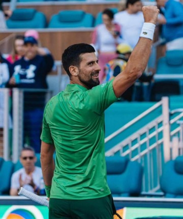 横扫晋级决赛，德约调侃当伊斯内尔的感觉不错，决赛战捷克小迷弟