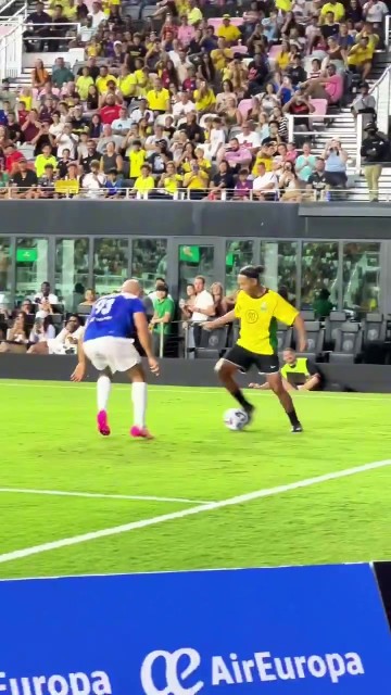 mk体育平台网页版入口还是那个足球精灵🪄45岁小罗对位梅西保镖 狂秀牛尾巴+各种花式