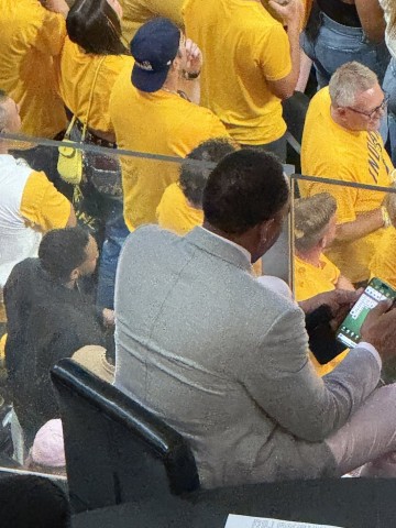 mk体育在线官网场边玩纸牌游戏！A-史密斯：想不到吧我能一心多用 总决赛将抢七