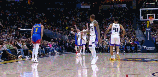 mk体育官方网站入口😱神奇！约基奇后场接球单手抛投压哨💥三节22分21板15助！